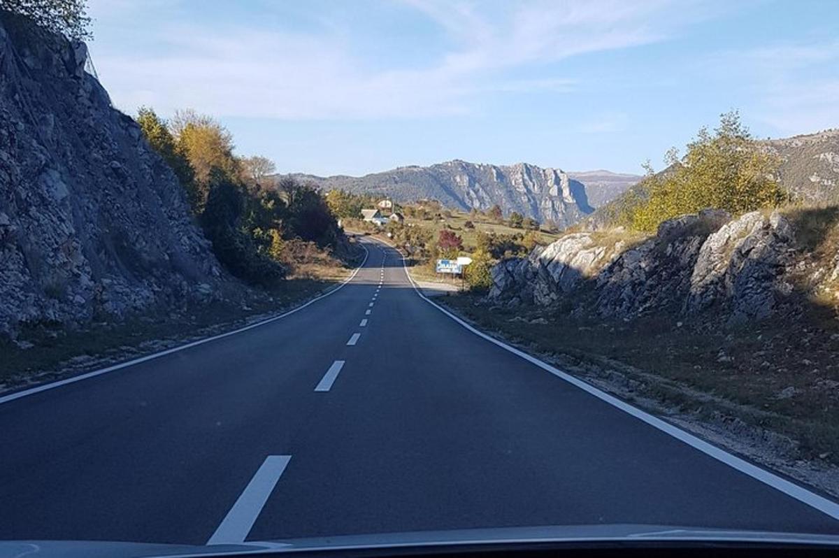 una strada vuota in mezzo a una montagna