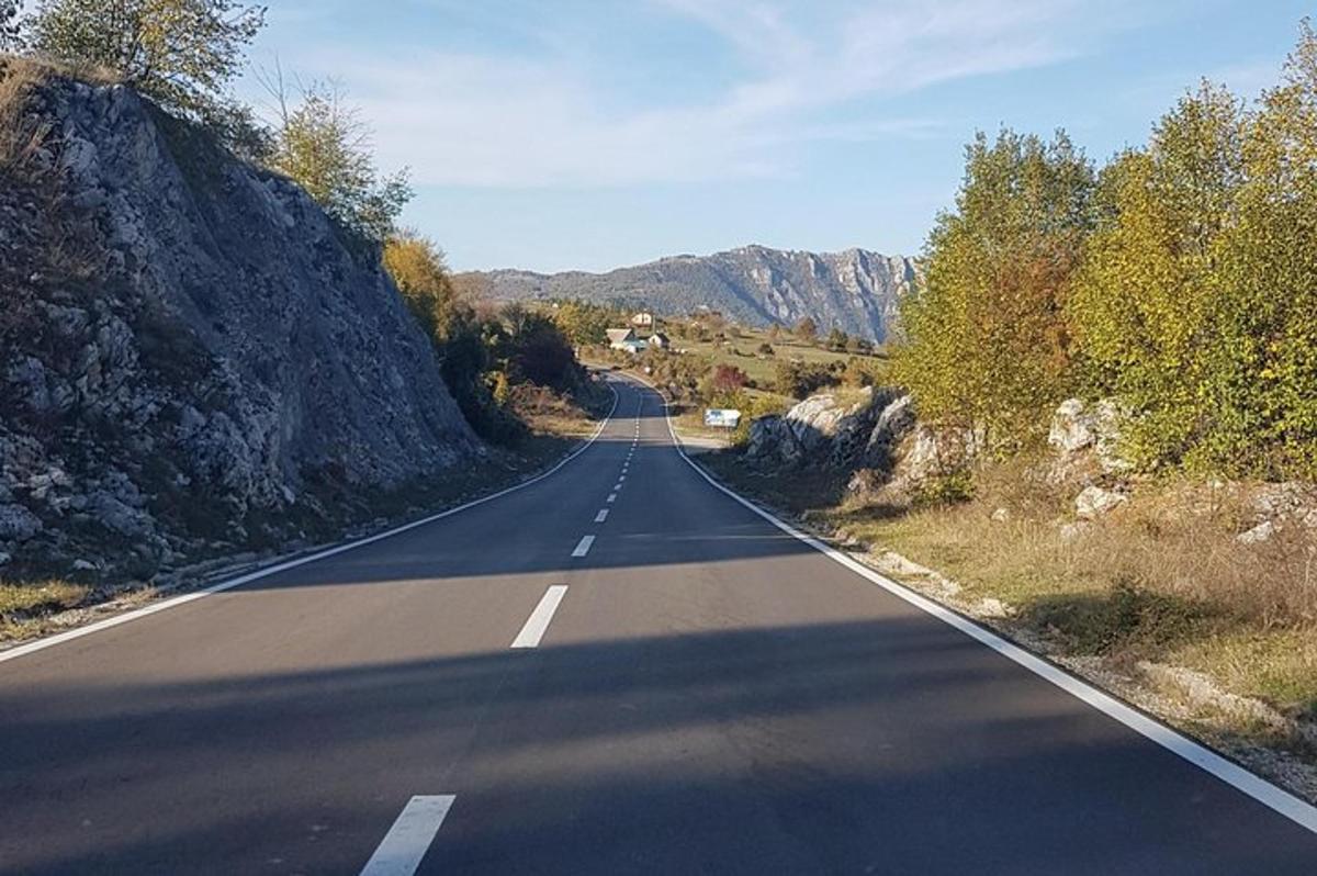 una strada vuota in mezzo a una montagna
