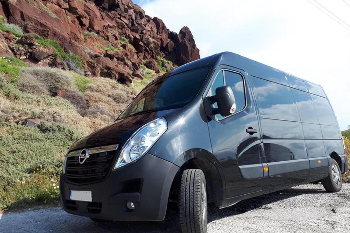 crni kombi parkiran na padini planine