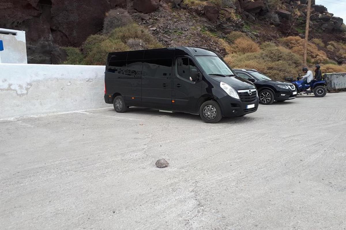 en sort varevogn holder parkeret på en parkeringsplads