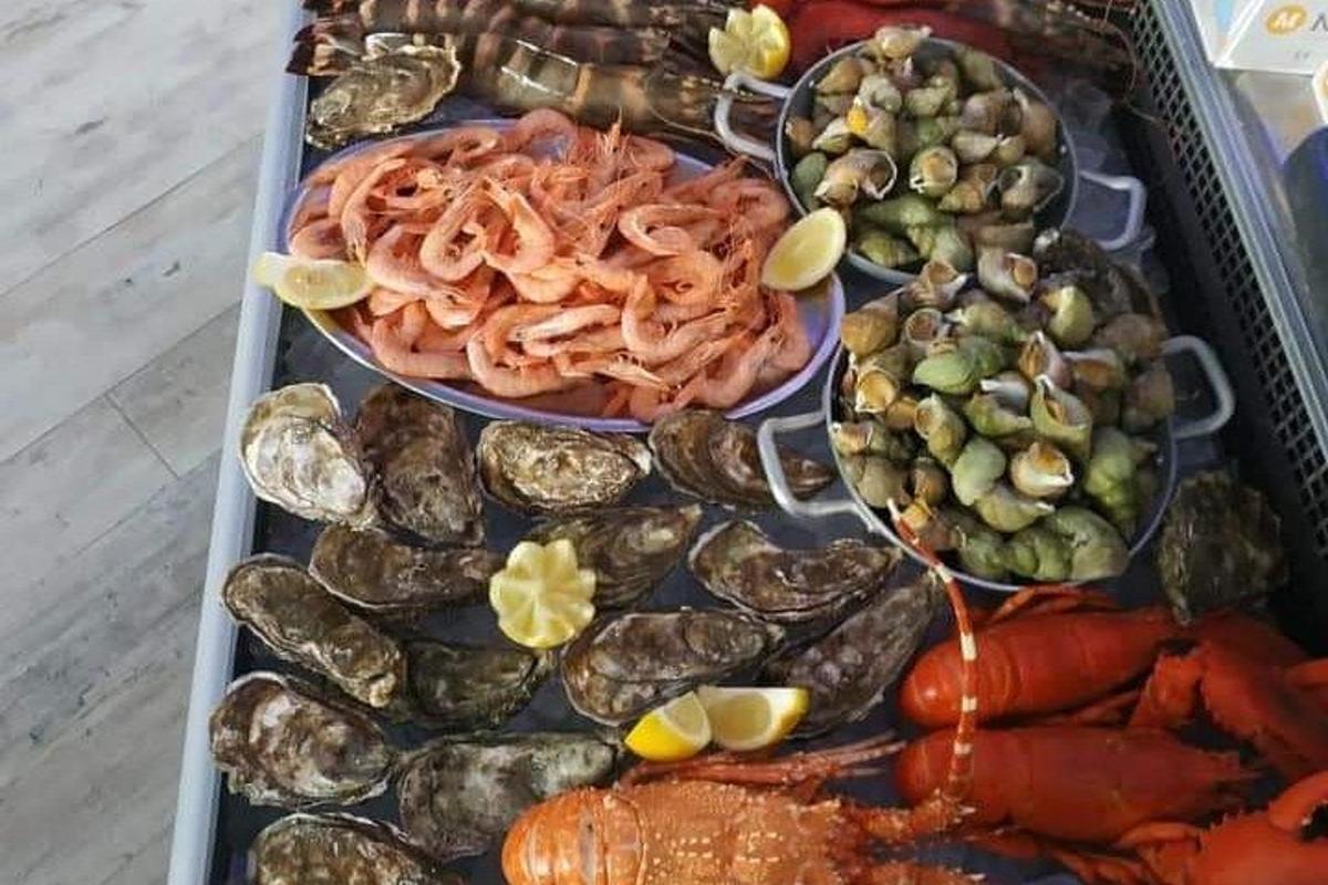 un vassoio di cibo con frutti di mare e verdure sopra