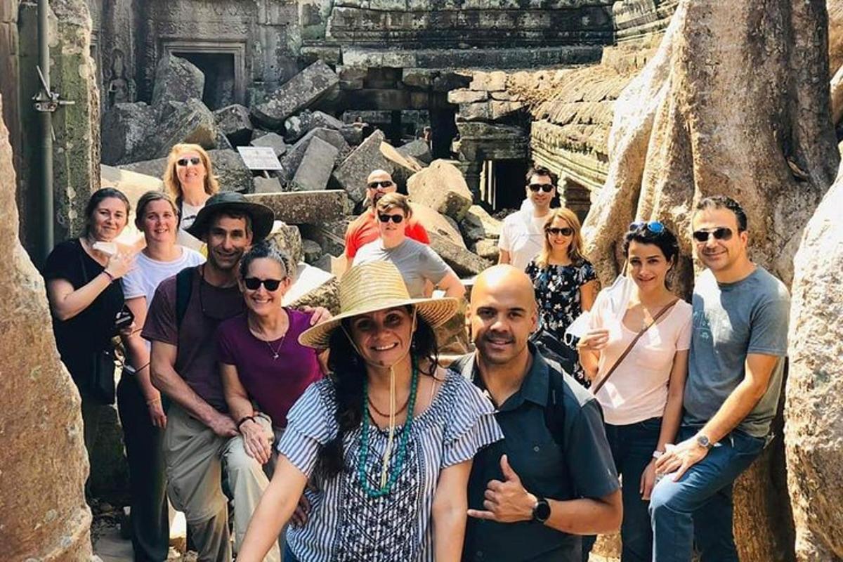 un gruppo di persone in posa per una foto in un tempio