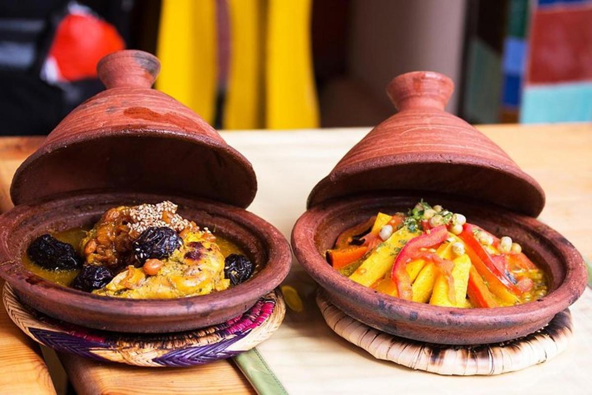 Dos tazones de comida sobre una mesa