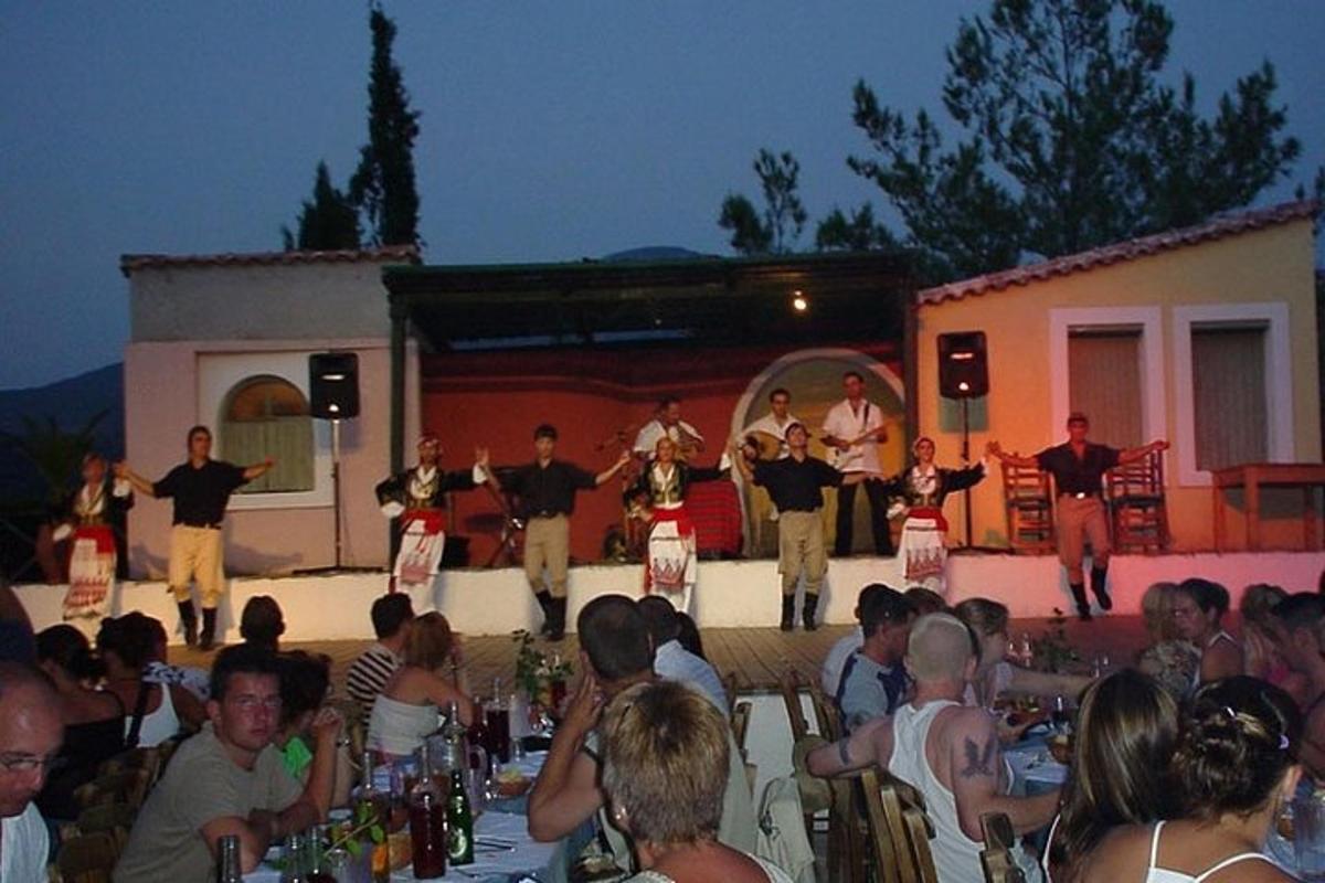 un gruppo di persone sedute ai tavoli davanti a un concerto