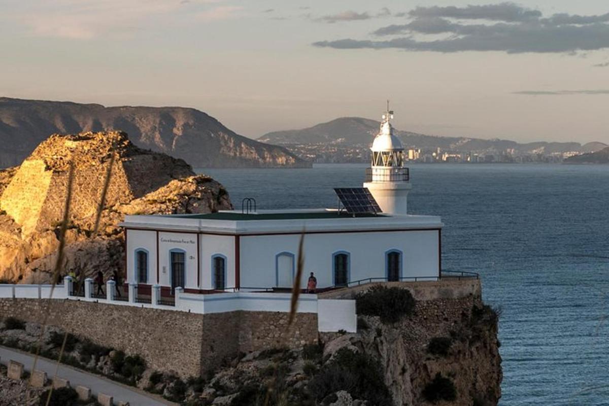 un faro en un acantilado junto al agua