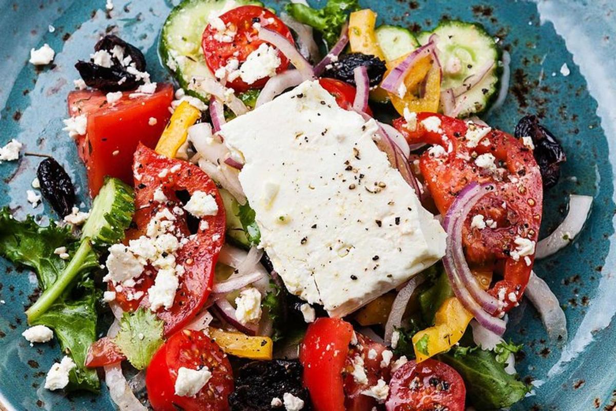 zila bļoda ar salātiem ar tofu un dārzeņiem