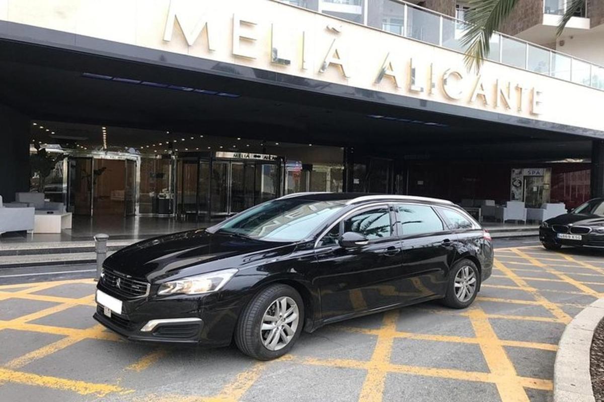 must auto pargitud hoone ette