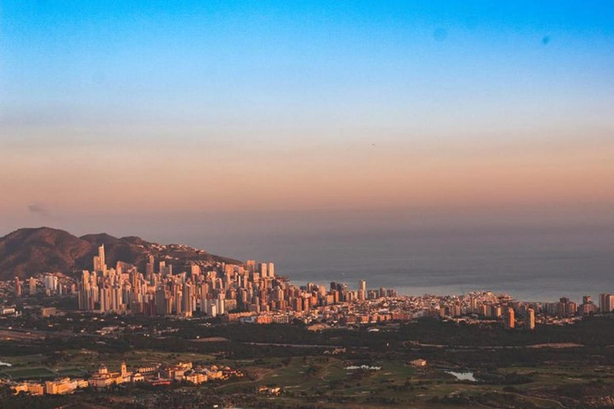 uma vista de uma grande cidade ao pôr do sol