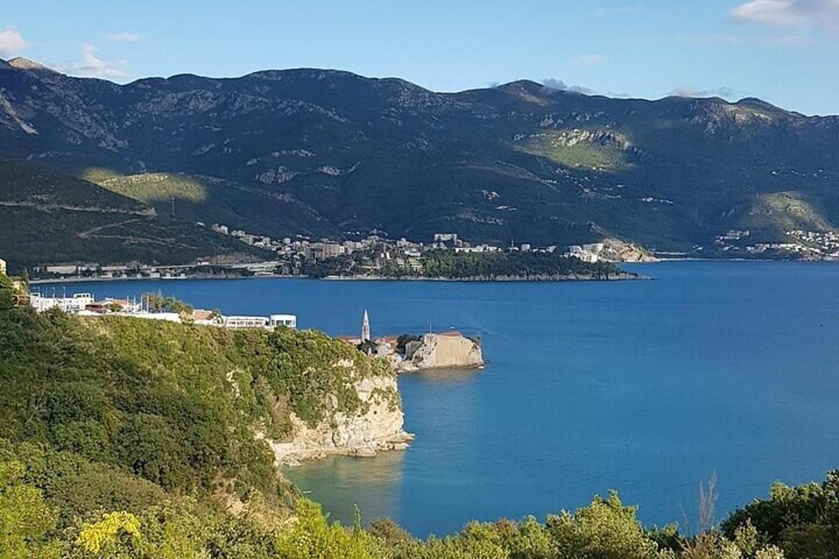 pogled na veliko vodno telo z gorami