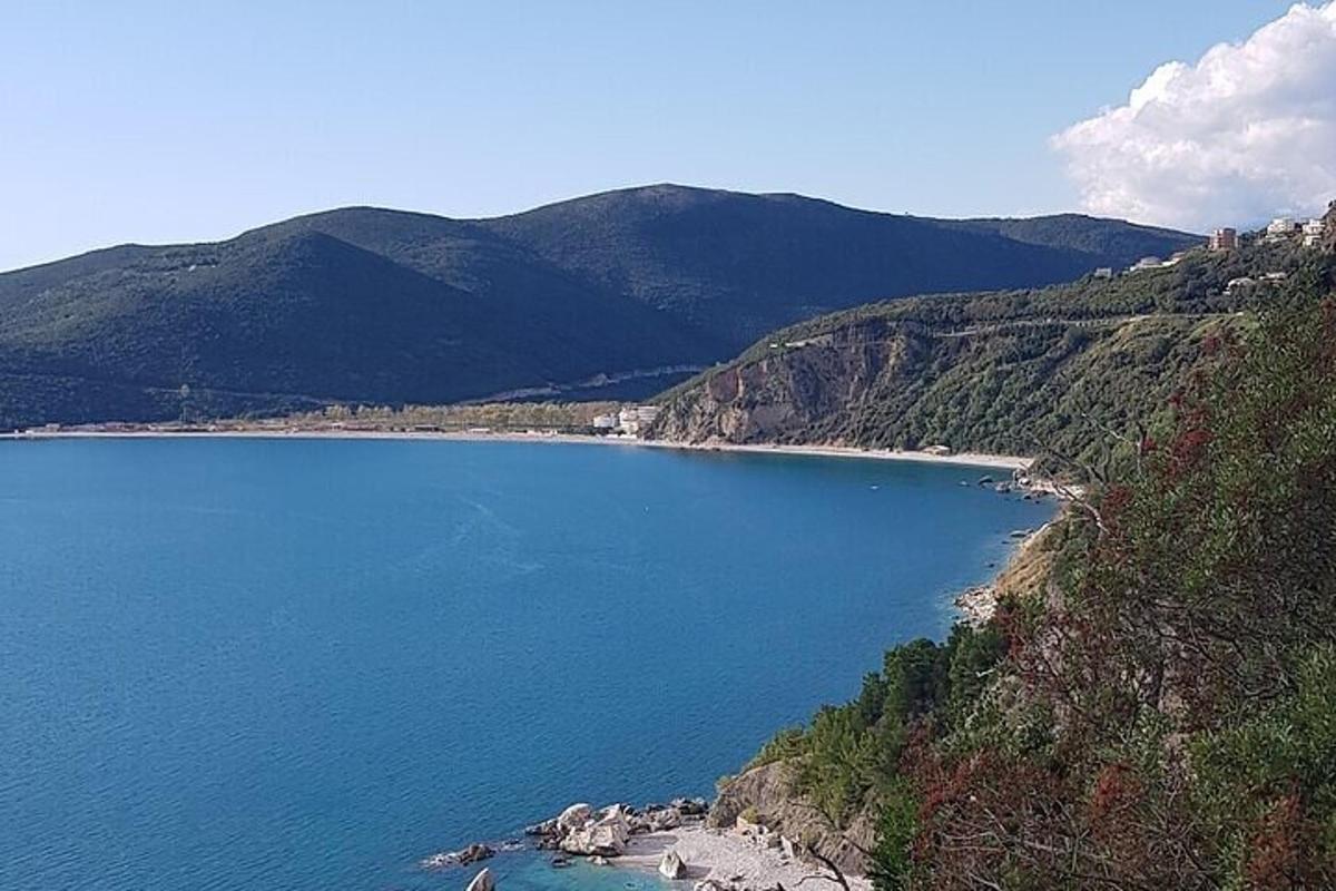 pogled na veliko vodno telo na gori