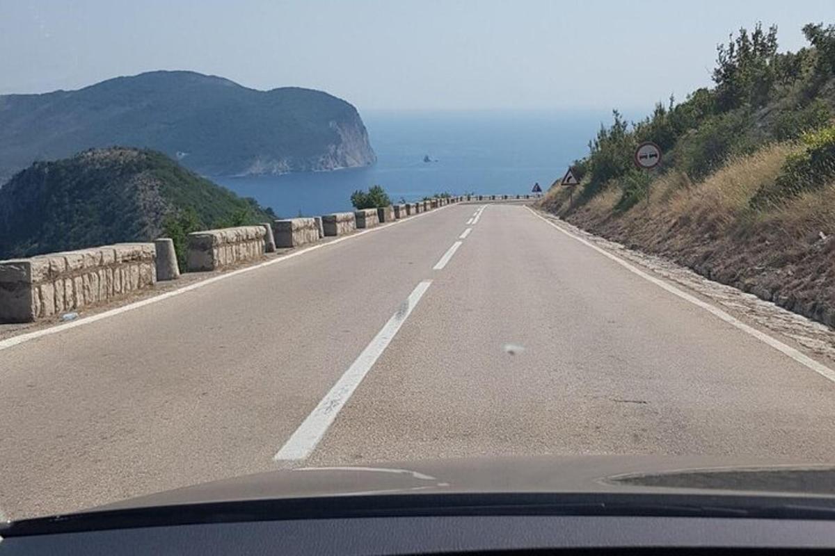 okyanus manzaralı boş bir yol