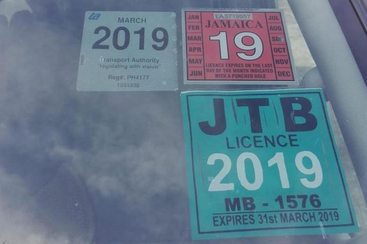 車の後部窓に価格が書かれた看板