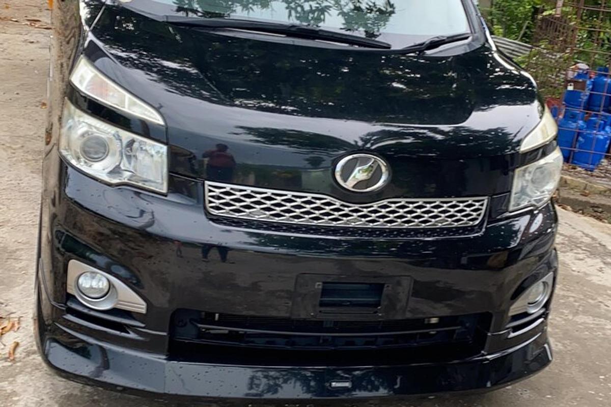 pandangan hadapan sebuah kereta yang diletakkan di atas jalan