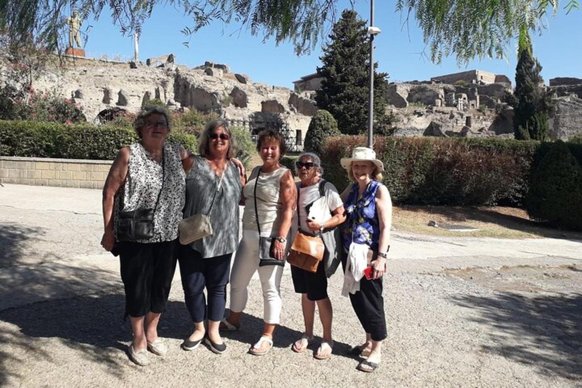 sekumpulan wanita bergambar di hadapan akropolis