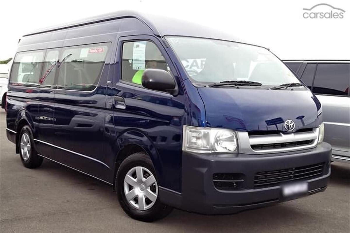 sebuah van biru diletakkan di tempat letak kereta