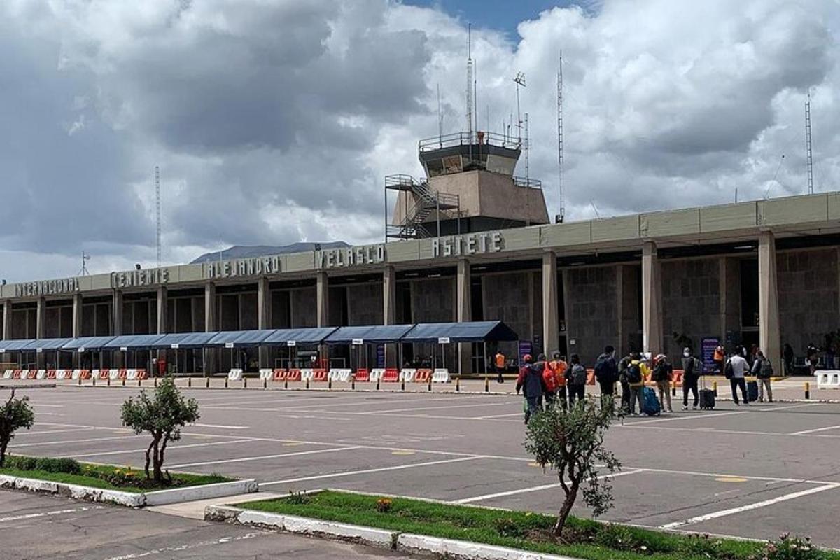 un grup de oameni care stăteau în fața unui aeroport