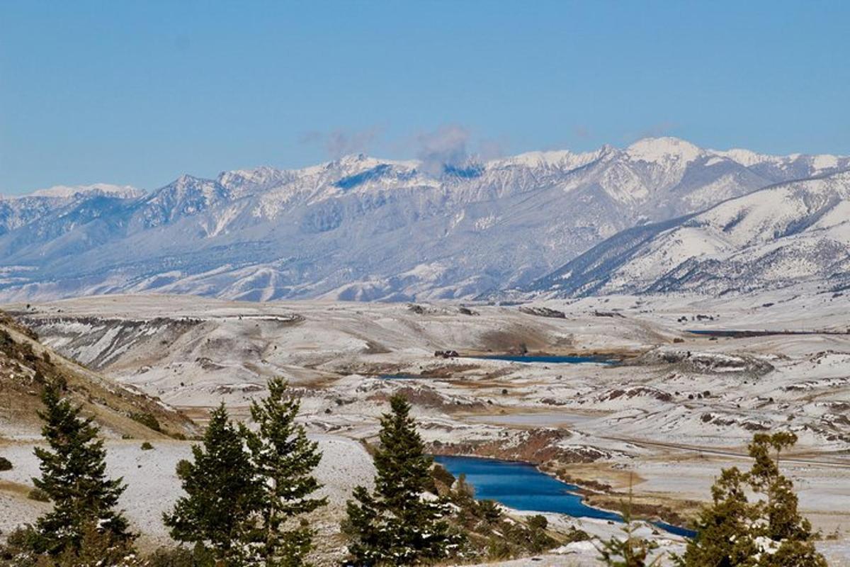 una vista di una valle innevata con montagne sullo sfondo