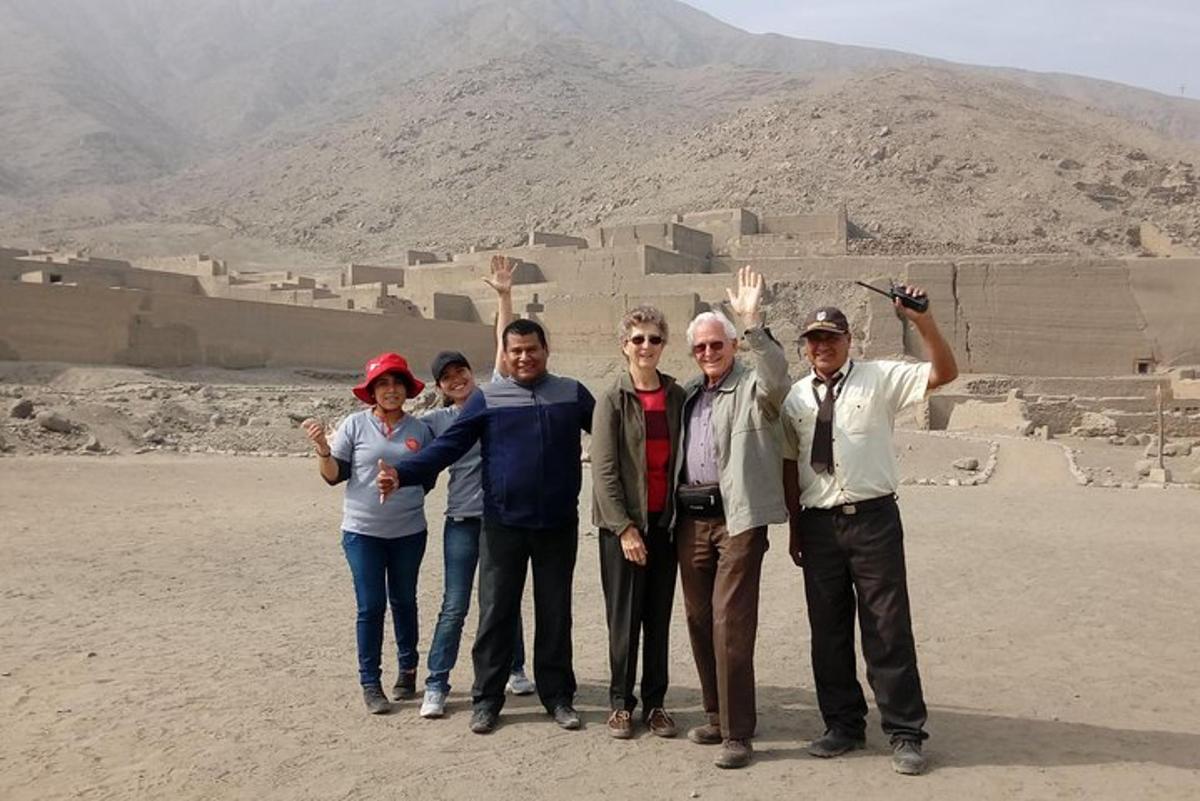 un gruppo di persone in posa per una foto davanti a delle rovine