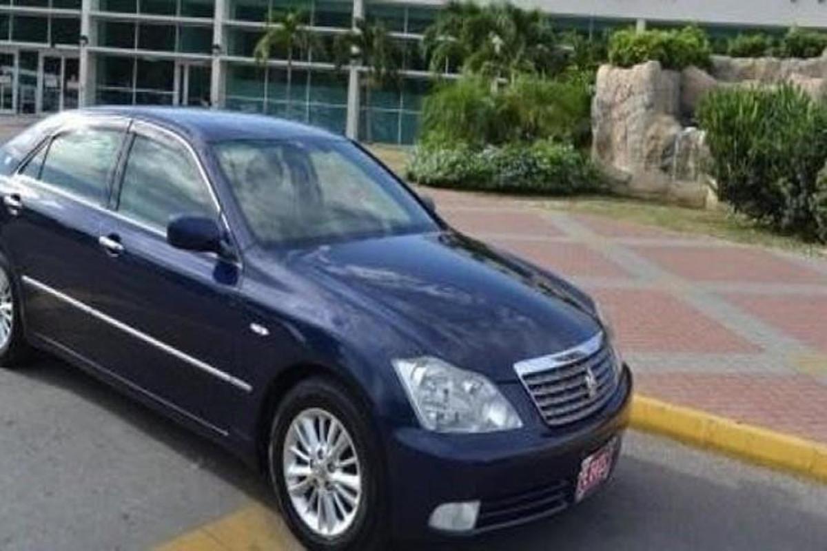 ένα μπλε αυτοκίνητο παρκαρισμένο σε ένα πάρκινγκ