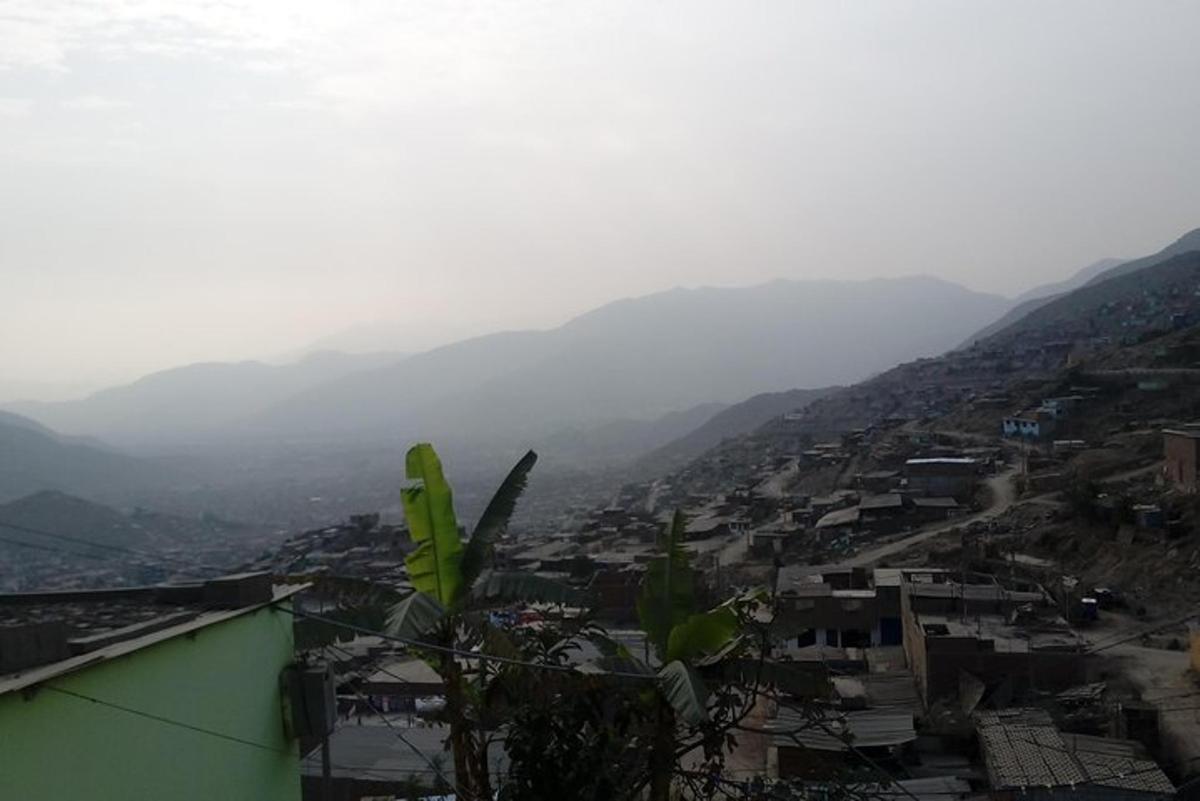 una vista di una città con le montagne sullo sfondo