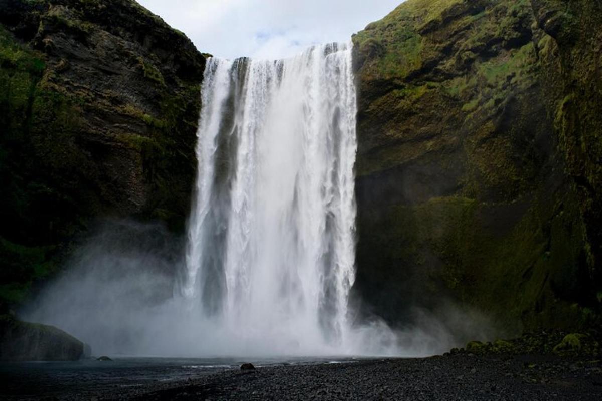 una cascada en medio de una montaña