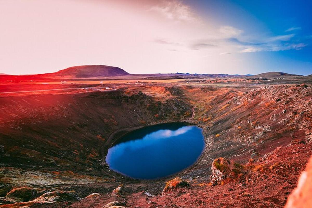 blátt stöðuvatn í miðjum túni