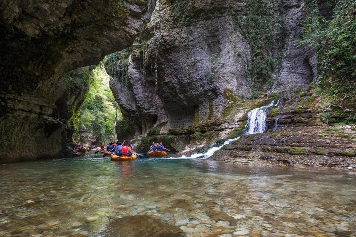 un groupe de personnes descendant une rivière en rafting dans un canyon