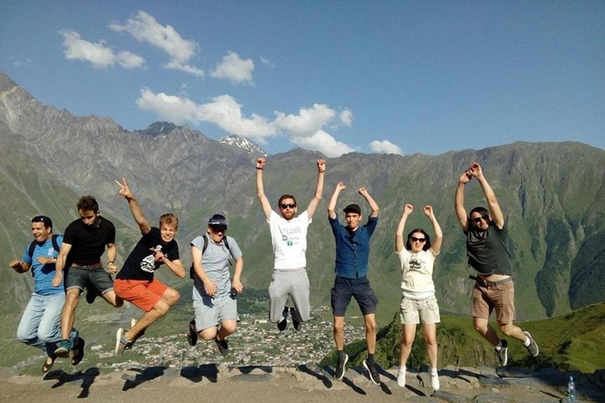 un groupe de personnes sautant au sommet d'une montagne