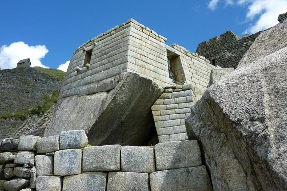 kamniti zid z nizom betonskih stopnic