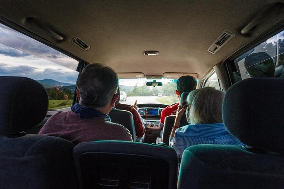 un groupe de personnes assises à l'arrière d'un bus