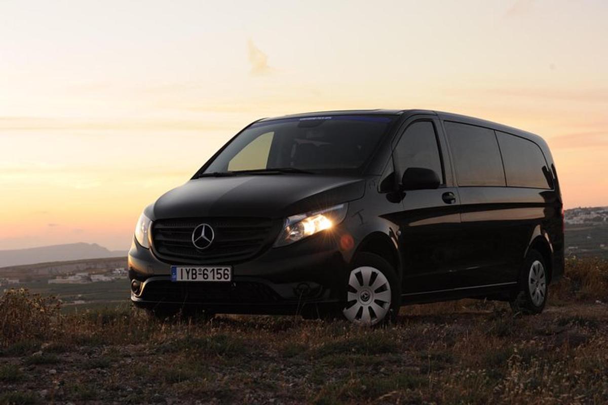 una camioneta negra estacionada en la cima de una colina