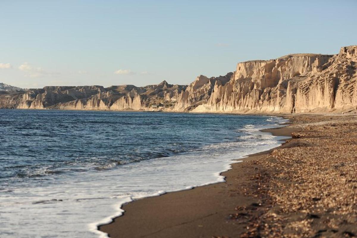 μια παραλία με βραχώδη ακτή και τον ωκεανό