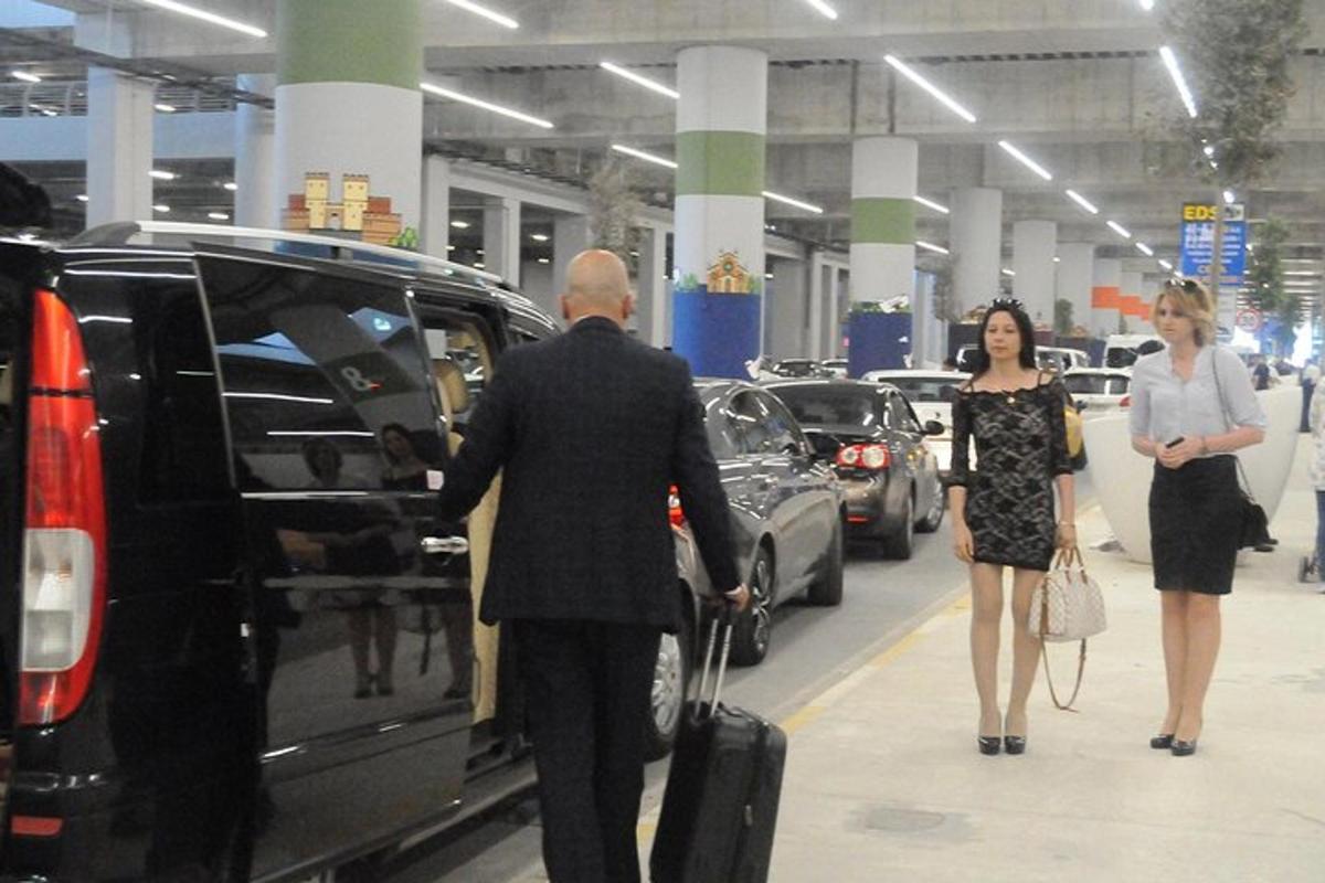 muž a žena procházející autosalonem