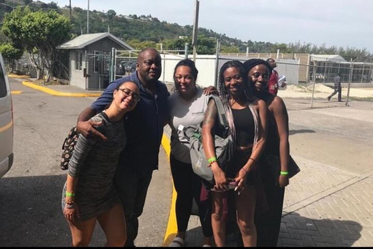 un grupo de personas posando para una foto