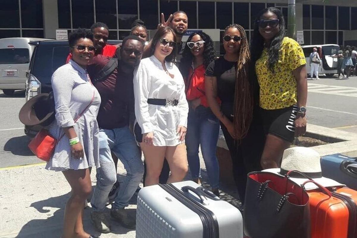 un gruppo di persone in posa per una foto con i bagagli