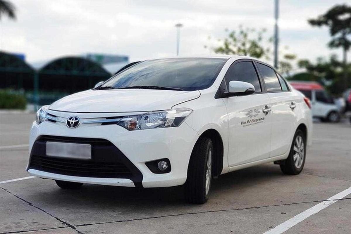 biele auto zaparkované na parkovisku