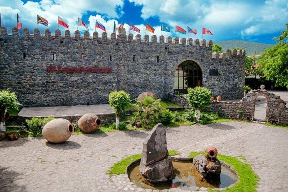 un castello con bandiere davanti