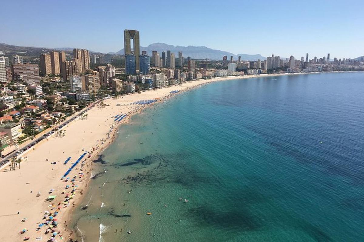 egy légi felvétel a strandról és az óceánról