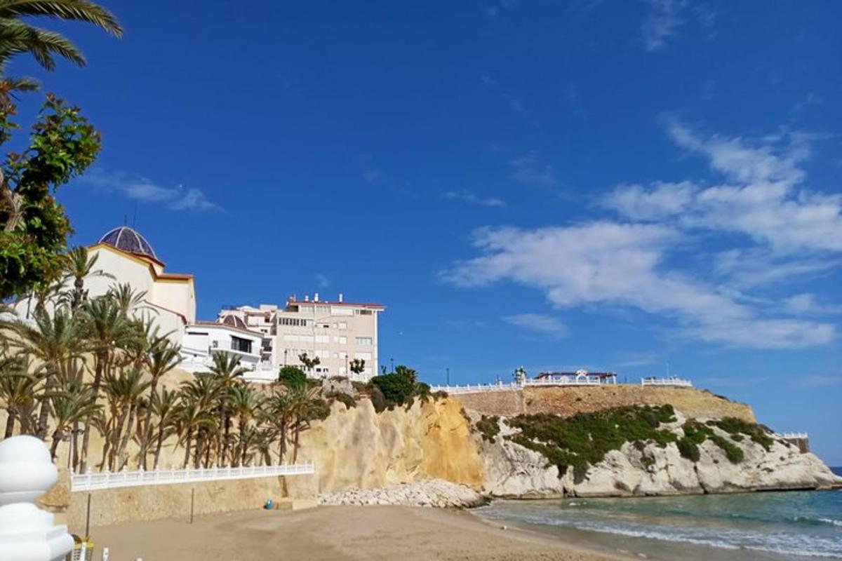 un edificio in cima a una scogliera vicino all'oceano