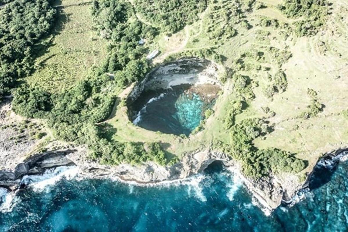 vista aèria d'una illa a l'oceà