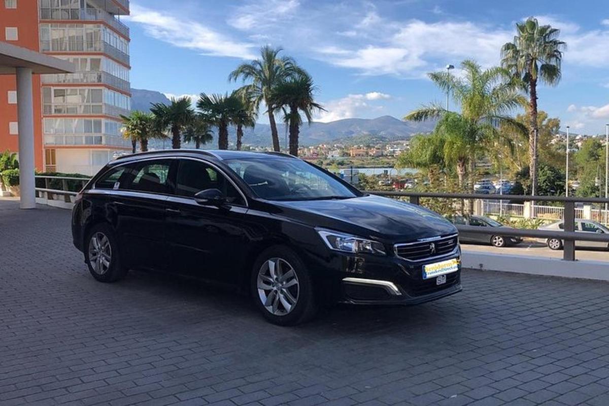un'auto nera parcheggiata in un parcheggio