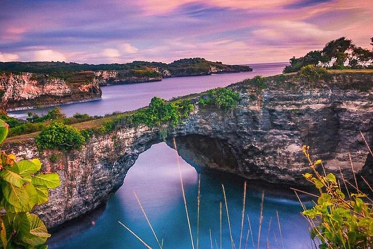 un pont sobre una massa d'aigua