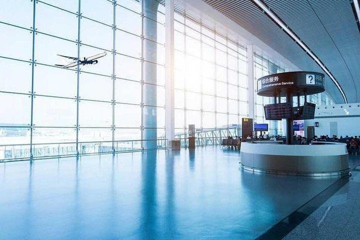 um terminal de aeroporto com um avião voando pelas janelas