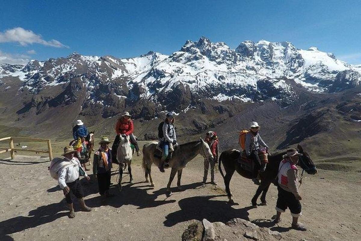 un gruppo di persone a cavallo su una montagna