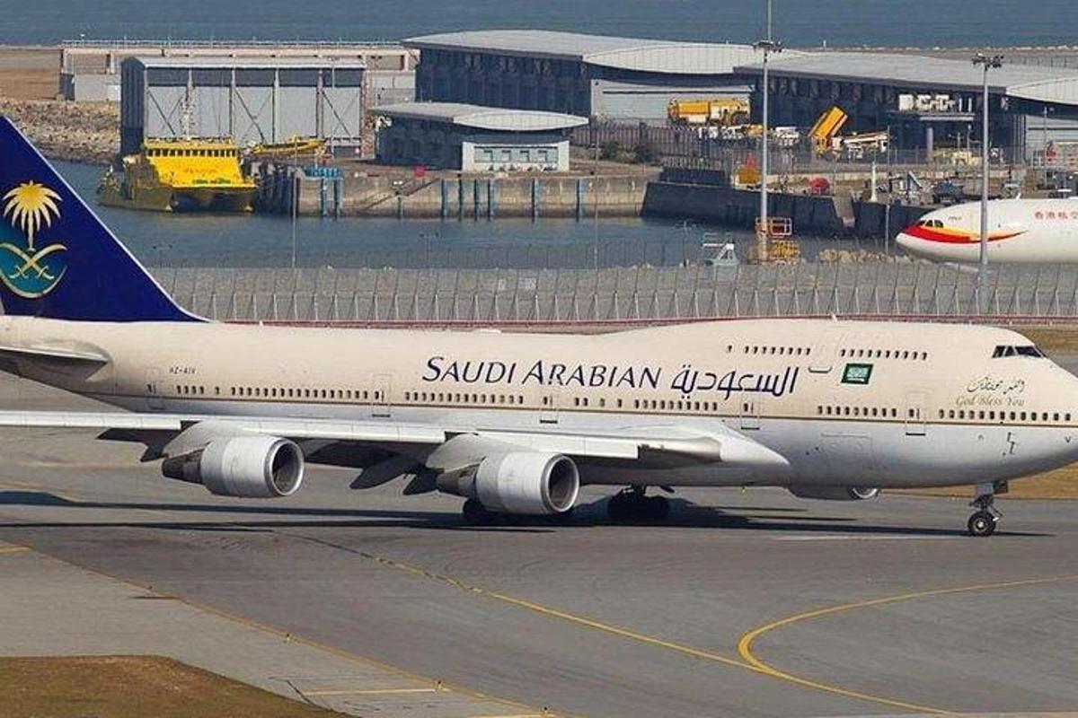 um avião está parado na pista de um aeroporto