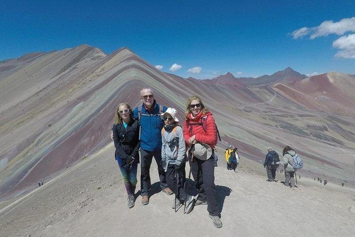 eine Gruppe von Menschen steht auf einem Berggipfel