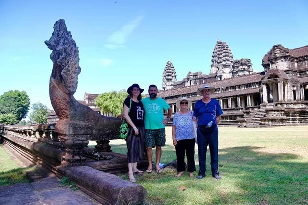 un grup de persones dempeus davant d'un edifici