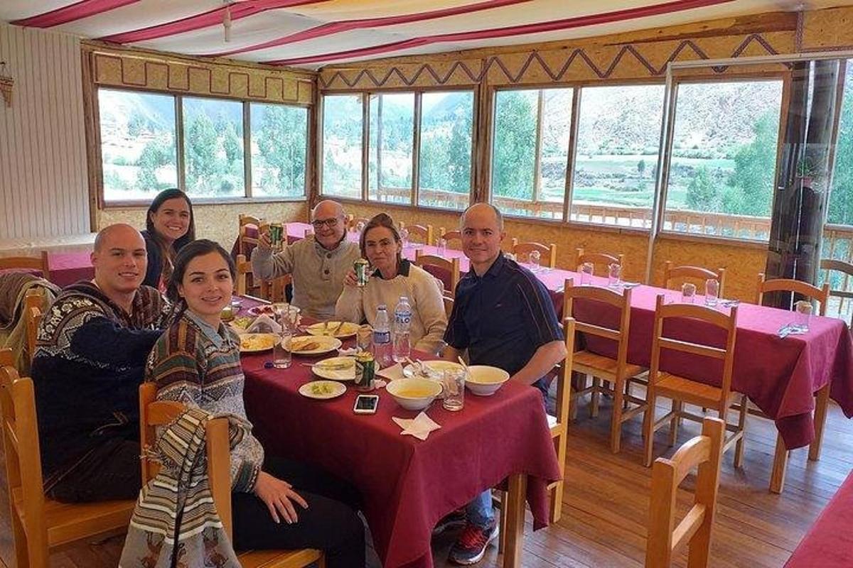 un gruppo di persone sedute a un tavolo in un ristorante