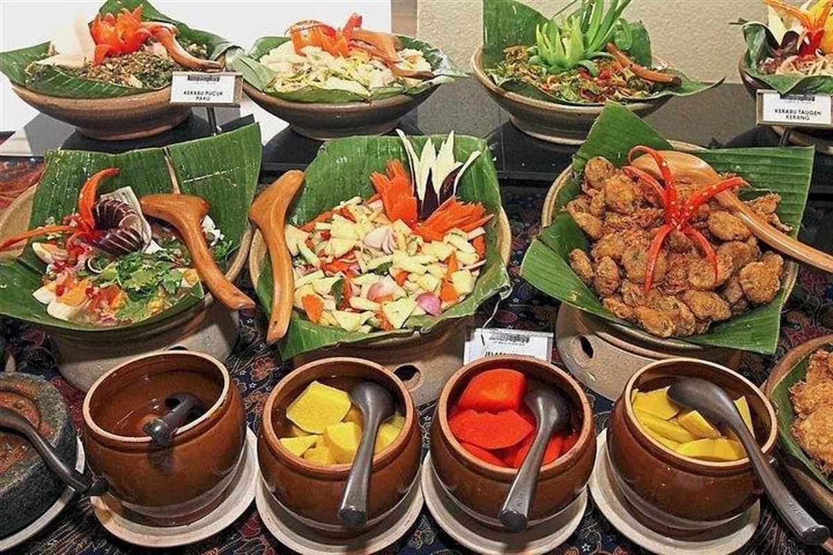 una mostra di diversi tipi di cibo in ciotole
