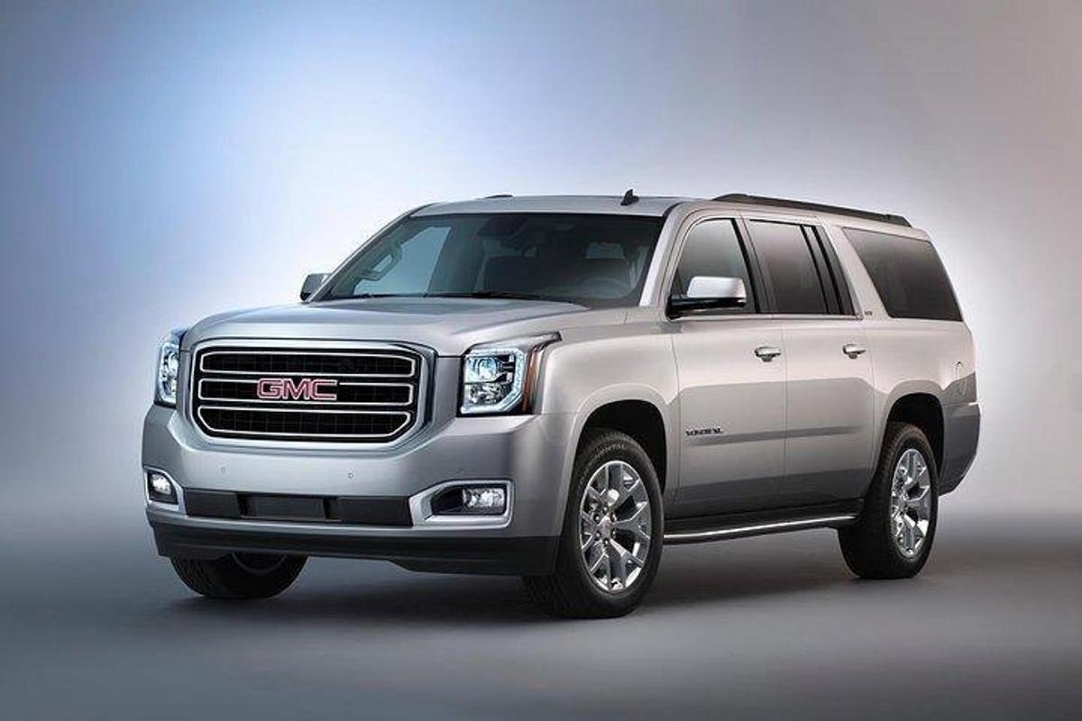 uma caminhonete GMC prateada em um fundo branco